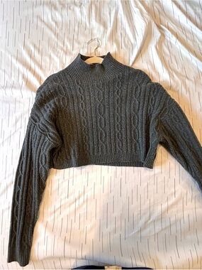 ALO Yoga | Cropped Cable Knit Sweater in Anthracite